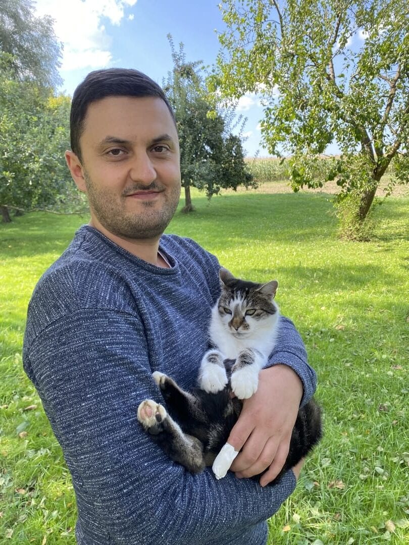 Salih Özkurt mit Katze